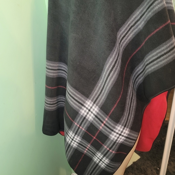 Black and Red " Ike Behar" One size fits all. Reversible Fashion Wrap - Picture 7 of 12